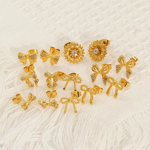 Elegant gold-plated titanium sunflower and bowknot stud earring set with rhinestones