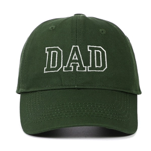 Détail de la broderie DAD blanche sur une casquette de baseball vintage en coton vert