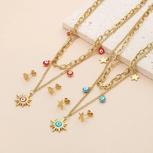 Vue détaillée de l'ensemble bijoux mauvais œil avec colliers et boucles d'oreilles