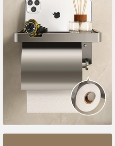 Makroansicht des Wand-Toilettenpapierhalters in Gun Grey mit oberer Ablagefläche