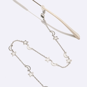 Chaîne de lunettes argentée faite main avec breloques étoiles et lunes en émail blanc pur