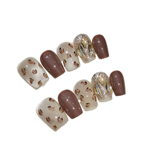 Faux ongles faits main motif léopard mocha avec effet œil de chat doré et strass
