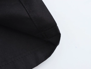 Nahaufnahme des schwarzen tropischen Stoffes mit Premium-Textur und Nahtdetails