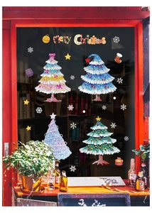 Gros plan de stickers d'arbres de Noël style peinture à l'huile sur une vitre