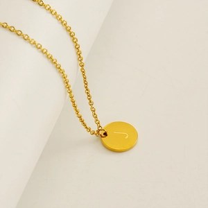 Collier élégant en acier inoxydable doré avec pendentif rond lettre J au design épuré