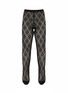 Detail der gotischen schwarzen Netzstrumpfhose mit Kleemuster und funkelnden Strasssteinen
