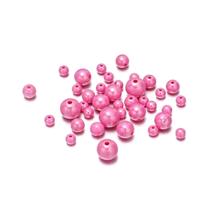 Makroansicht leuchtend rosa Acrylperlen mit Perlglanz-Finish für DIY-Schmuckherstellung