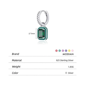 Elegante orecchino a cerchio in argento 925 con pendente rettangolare in pietra verde smeraldo