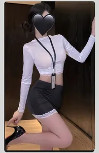 Détail d'un haut court en dentelle blanche avec jupe moulante noire ensemble uniforme
