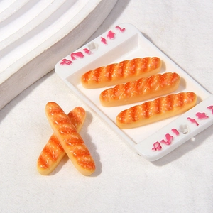 Macro de mini baguettes en résine dans un petit plateau blanc pour maison de poupée