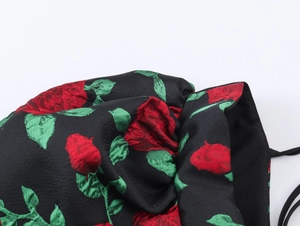 Détail du tissu jacquard à roses rouges avec bandoulière et texture de tissage