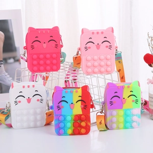 Sacs à bandoulière en silicone en forme de chat avec bulles sur un présentoir métallique