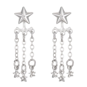 Vue détaillée des boucles d'oreilles étoiles argentées avec pendentifs en cristal