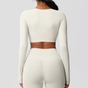 Vue arrière du haut de yoga à manches longues crème et du legging à taille haute