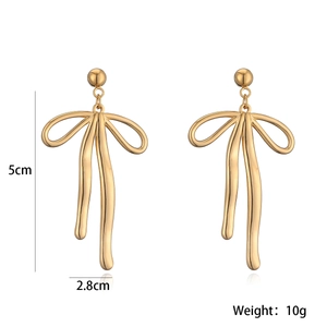 Detailed size specifications of 18K gold plated bow earrings, 5cm length and 2.8cm width