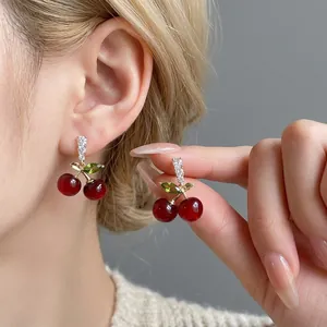 Boucles d'oreilles cerise avec résine rouge et pierres de zircon scintillantes