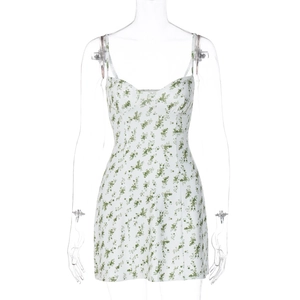 Detalle de vestido corto de flores con tirantes y estampado floral verde en blanco