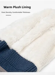 Dettaglio del cappello in maglia blu navy con calda fodera in pile bianco per il freddo invernale