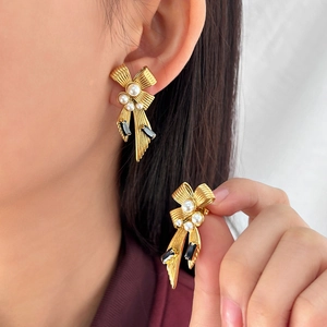 Orecchini A Pendente Con Fiocco Stile Francese Vintage Acciaio Inossidabile Placcato Oro 18K Con Künstliche Perle D'imitazione E Zircone
