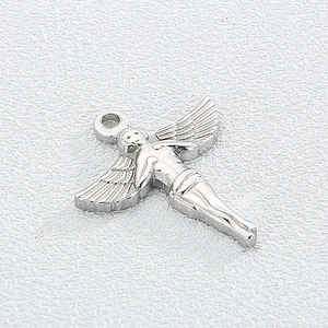 Pendentif archange en argent avec ailes sur un fond blanc texturé élégant