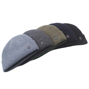 Bonnets d'hiver en tricot de laine en cinq couleurs avec écusson en similicuir