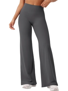 Dettaglio dei pantaloni da yoga a zampa a vita alta grigio scuro in morbido tessuto elastico