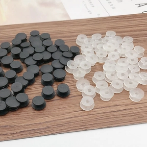 Bouchons de breloques ronds noirs et transparents pour chaussures de jardin sur bois