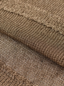 Macro de la maille filet bronze avec lustre métallique et structure ajourée délicate