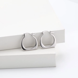 Vue détaillée des boucles d'oreilles géométriques en U minimalistes en argent S925