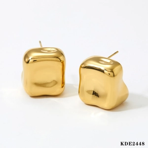 Boucles d'oreilles carrées en acier inoxydable doré au design géométrique minimaliste