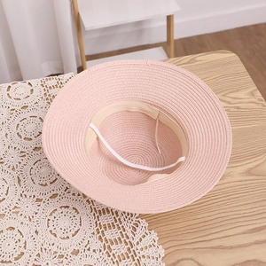 Vue détaillée de l'intérieur du chapeau de paille rose avec sangle et bandeau ajustable