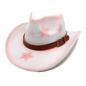 Dettaglio cappello cowboy bianco con stelle rosa e tesa sfumata in feltro