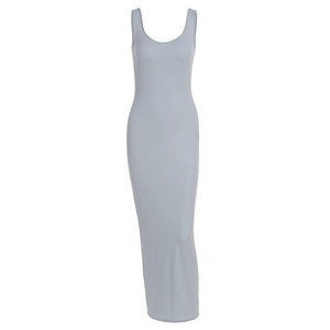 Gros plan d'une robe longue moulante sans manches bleu-gris avec une encolure en U