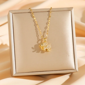 Collier pendentif éléphant doré élégant avec sertissage pavé de zircons étincelants