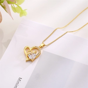 Vue détaillée du collier pendentif coeur en or 18K avec zircon et gravure love