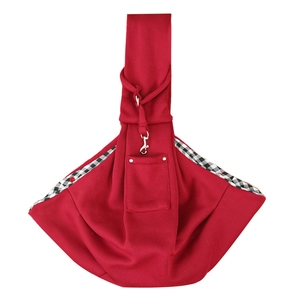 Bolsa bandolera roja para mascotas con forro de cuadros blancos y negros, ideal para perros pequeños.