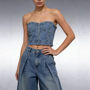 Corset en jean sexy bleu ajusté avec détails froncés sur les côtés et fermeture boutonnée