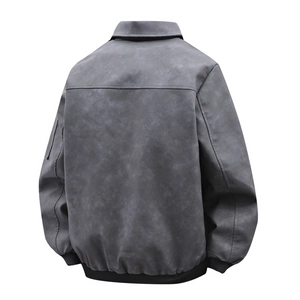 Rückansicht der grauen Herrenjacke mit Kunstlederstruktur und geripptem Saum