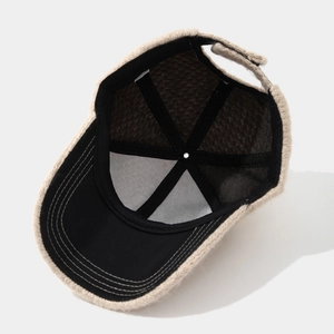 Détail de la structure à six panneaux et des coutures intérieures d'une casquette en maille
