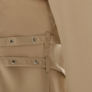 Detailansicht der Khaki-Blazer-Taille mit doppelten Gürteln und Metallösen-Verzierungen
