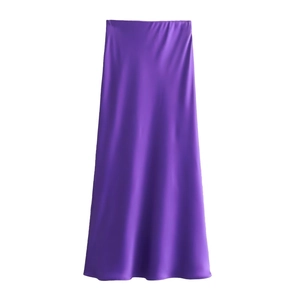 Vue détaillée de la texture satinée violette lisse d'une jupe mi-longue évasée à taille haute