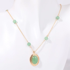 Collana a catena dorata vintage con pietra naturale ovale verde e perle verdi