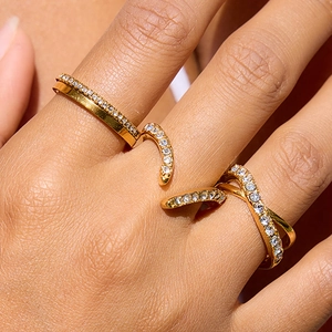 Ensemble de trois bagues en titane plaqué or avec zircons blancs pour femmes