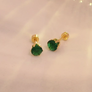 Boucles d'oreilles en acier titane doré avec zircons verts ronds à six griffes