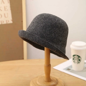 Cappello cloche in lana grigio scuro da donna con tesa arrotolata vintage e cupola tonda