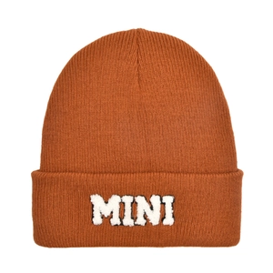 Dettaglio della trama a maglia del berretto caramello con ricamo bianco MINI soffice