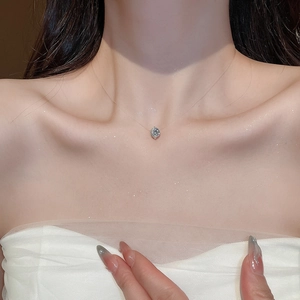 Dettaglio della collana invisibile con ciondolo in zircone su filo trasparente