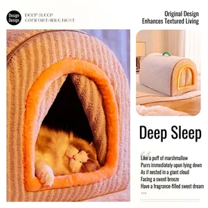 Warm halfgesloten pluche kattenmand met gestreepte stof en gezellige huisstructuur