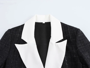Détail de la veste en tweed bicolore avec col noir et blanc et étiquette taille S