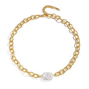 Collier chaîne en acier doré 18K avec pendentif perle de baroque irrégulière chic
